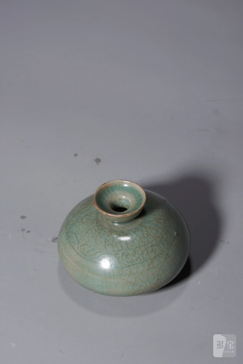 明代 高丽青釉暗刻花卉纹油壶 - 图4